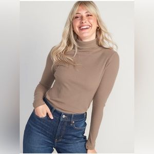 NEW WITH TAGS - Old Navy women’s ribbed turtleneck - L